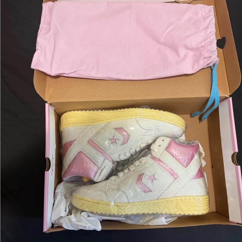Shai Converse men High top sneakers size 11 white orchid color with dust bag